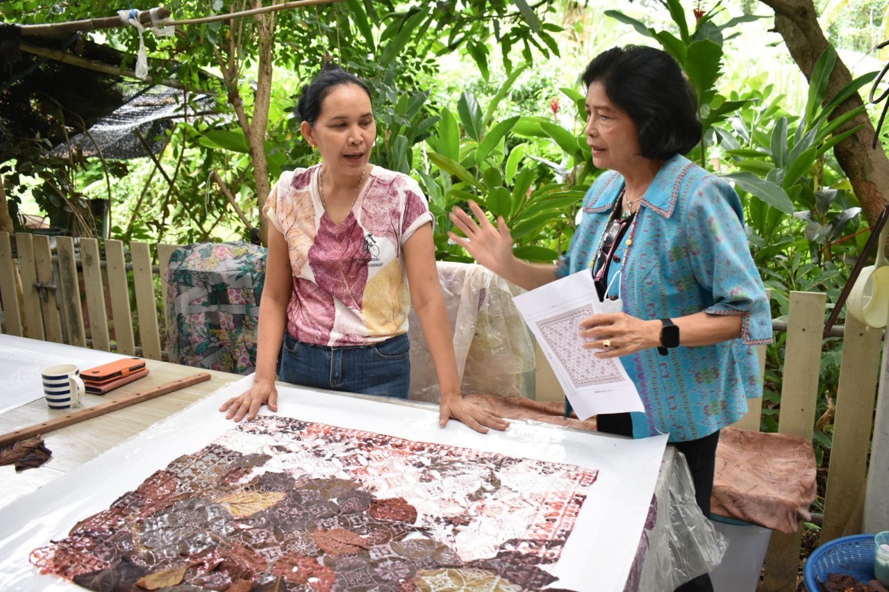 ?พช.ราชบุรี ติดตามความก้าวหน้าการพัฒนาลายผ้า ผู้ผลิต ผู้ประกอบการ OTOP ประเภทผ้า เตรียมประกวดผ้าลายพระราชทาน “ผ้าลายดอกรักราชกัญญา” สนองพระดำริ สมเด็จพระเจ้าลูกเธอ เจ้าฟ้าสิริวัณณวรี นารีรัตนราชกัญญา