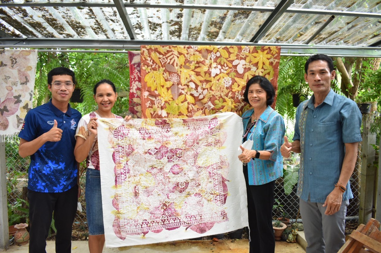 ?พช.ราชบุรี ติดตามความก้าวหน้าการพัฒนาลายผ้า ผู้ผลิต ผู้ประกอบการ OTOP ประเภทผ้า เตรียมประกวดผ้าลายพระราชทาน “ผ้าลายดอกรักราชกัญญา” สนองพระดำริ สมเด็จพระเจ้าลูกเธอ เจ้าฟ้าสิริวัณณวรี นารีรัตนราชกัญญา