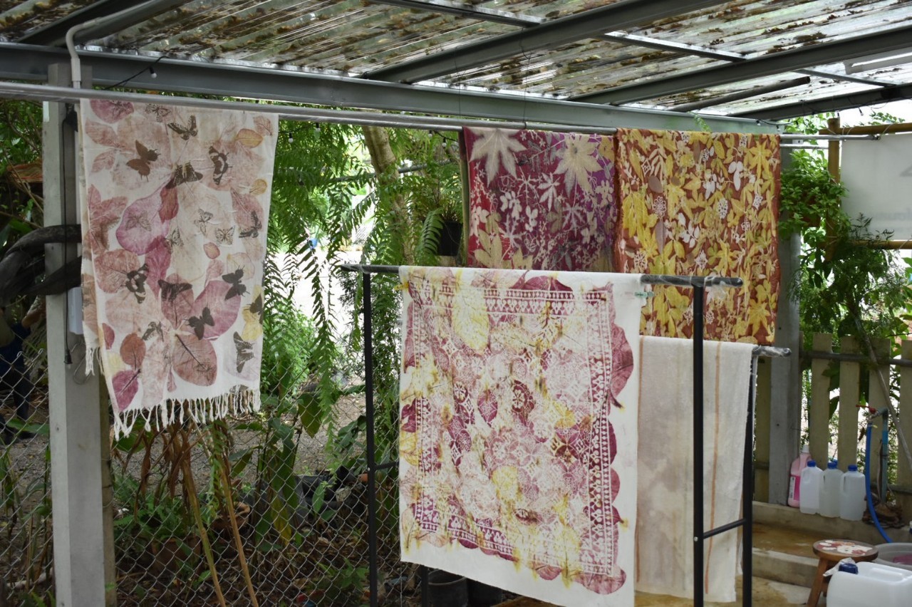 ?พช.ราชบุรี ติดตามความก้าวหน้าการพัฒนาลายผ้า ผู้ผลิต ผู้ประกอบการ OTOP ประเภทผ้า เตรียมประกวดผ้าลายพระราชทาน “ผ้าลายดอกรักราชกัญญา” สนองพระดำริ สมเด็จพระเจ้าลูกเธอ เจ้าฟ้าสิริวัณณวรี นารีรัตนราชกัญญา