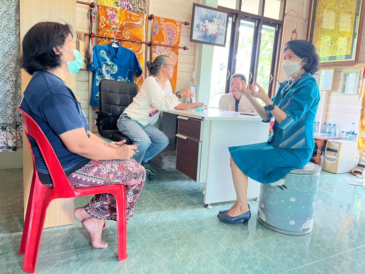 ?พช.ราชบุรี ติดตามความก้าวหน้าการพัฒนาลายผ้า ผู้ผลิต ผู้ประกอบการ OTOP ประเภทผ้า เตรียมประกวดผ้าลายพระราชทาน “ผ้าลายดอกรักราชกัญญา” สนองพระดำริ สมเด็จพระเจ้าลูกเธอ เจ้าฟ้าสิริวัณณวรี นารีรัตนราชกัญญา