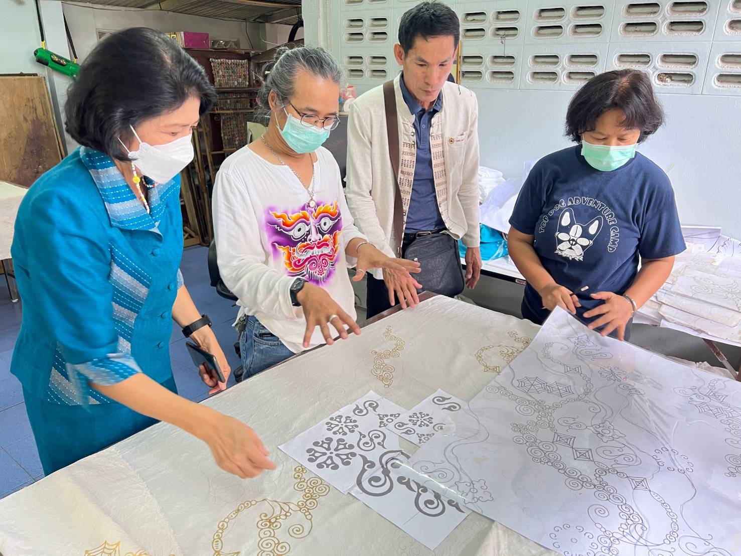 ?พช.ราชบุรี ติดตามความก้าวหน้าการพัฒนาลายผ้า ผู้ผลิต ผู้ประกอบการ OTOP ประเภทผ้า เตรียมประกวดผ้าลายพระราชทาน “ผ้าลายดอกรักราชกัญญา” สนองพระดำริ สมเด็จพระเจ้าลูกเธอ เจ้าฟ้าสิริวัณณวรี นารีรัตนราชกัญญา