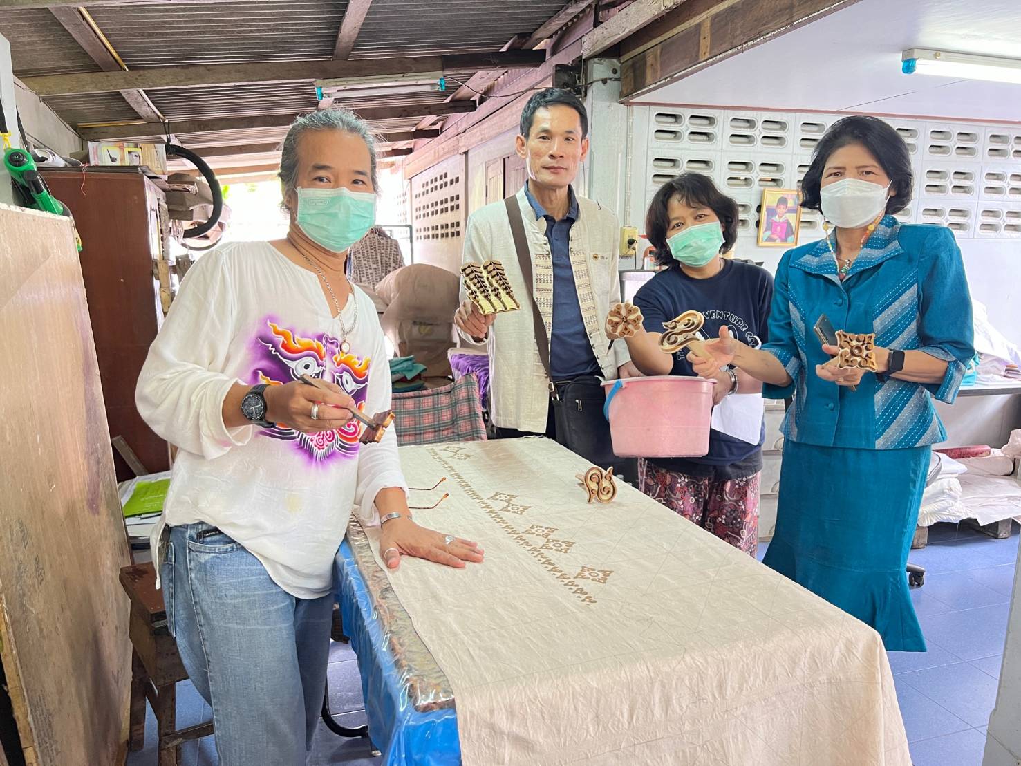 ?พช.ราชบุรี ติดตามความก้าวหน้าการพัฒนาลายผ้า ผู้ผลิต ผู้ประกอบการ OTOP ประเภทผ้า เตรียมประกวดผ้าลายพระราชทาน “ผ้าลายดอกรักราชกัญญา” สนองพระดำริ สมเด็จพระเจ้าลูกเธอ เจ้าฟ้าสิริวัณณวรี นารีรัตนราชกัญญา