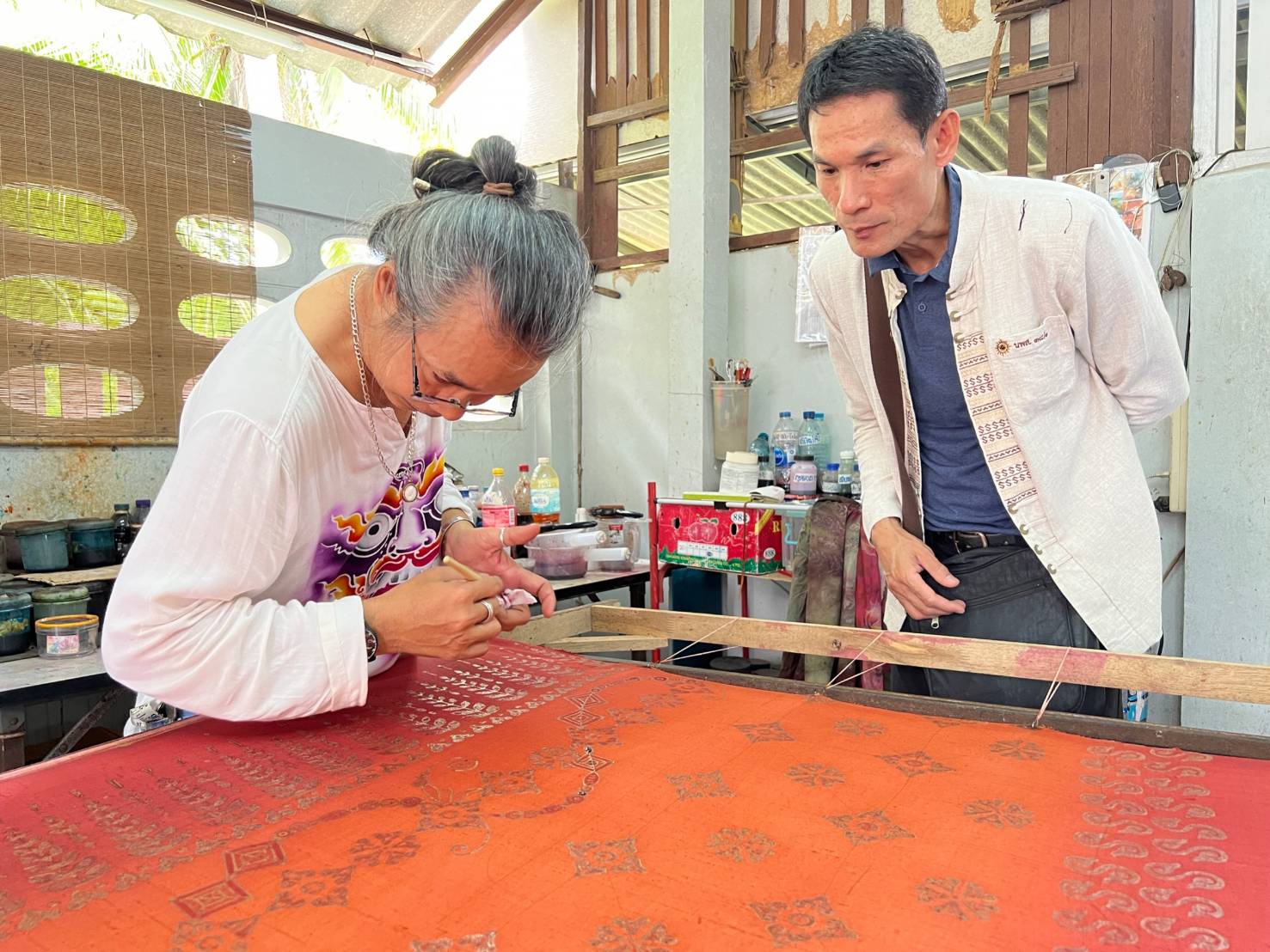 ?พช.ราชบุรี ติดตามความก้าวหน้าการพัฒนาลายผ้า ผู้ผลิต ผู้ประกอบการ OTOP ประเภทผ้า เตรียมประกวดผ้าลายพระราชทาน “ผ้าลายดอกรักราชกัญญา” สนองพระดำริ สมเด็จพระเจ้าลูกเธอ เจ้าฟ้าสิริวัณณวรี นารีรัตนราชกัญญา