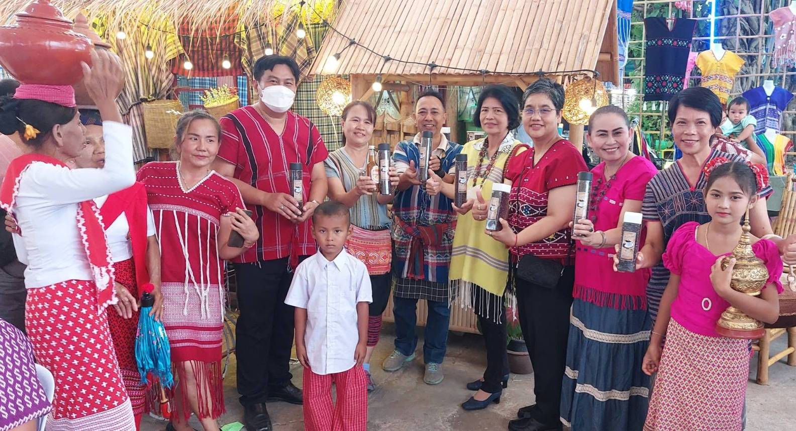 ?พช.ราชบุรี ร่วมพิธีเปิดเพื่อสืบสานวัฒนธรรมการแต่งกายพื้นถิ่น และจำหน่ายสินค้า OTOP ใน “งานวัฒนธรรมไทยตะนาวศรีและประเพณีกินข้าวห่อ”