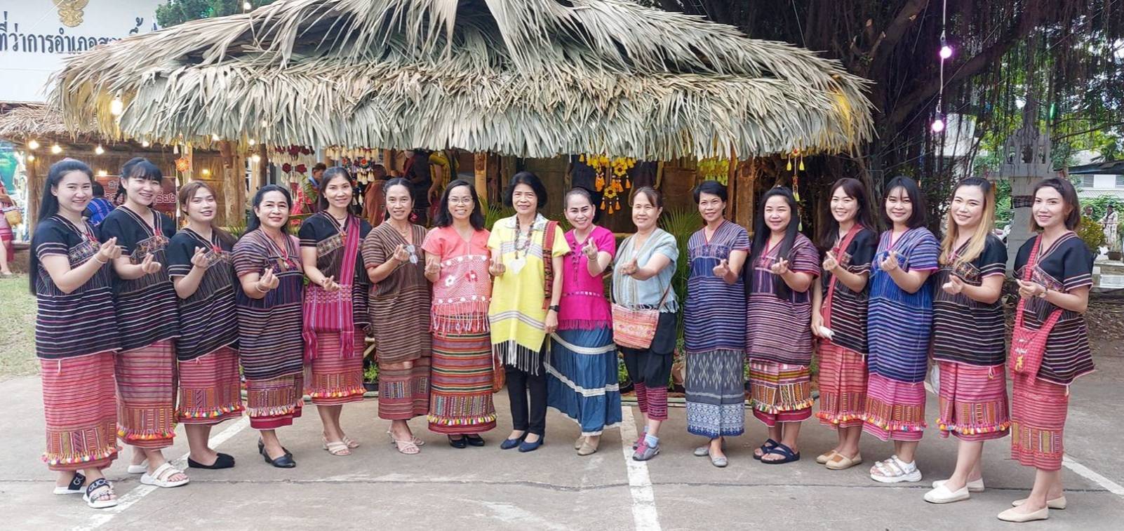 ?พช.ราชบุรี ร่วมพิธีเปิดเพื่อสืบสานวัฒนธรรมการแต่งกายพื้นถิ่น และจำหน่ายสินค้า OTOP ใน “งานวัฒนธรรมไทยตะนาวศรีและประเพณีกินข้าวห่อ”