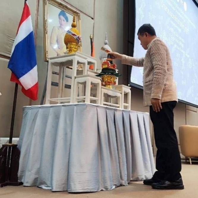 ? จังหวัดราชบุรี ต้อนรับ ปลัดกระทรวงมหาดไทยและนายกสมาคมแม่บ้านมหาดไทย ในพิธีเปิดการประกวด”ผ้าลายดอกรักราชกัญญา” และงานหัตกรรมภาคกลาง