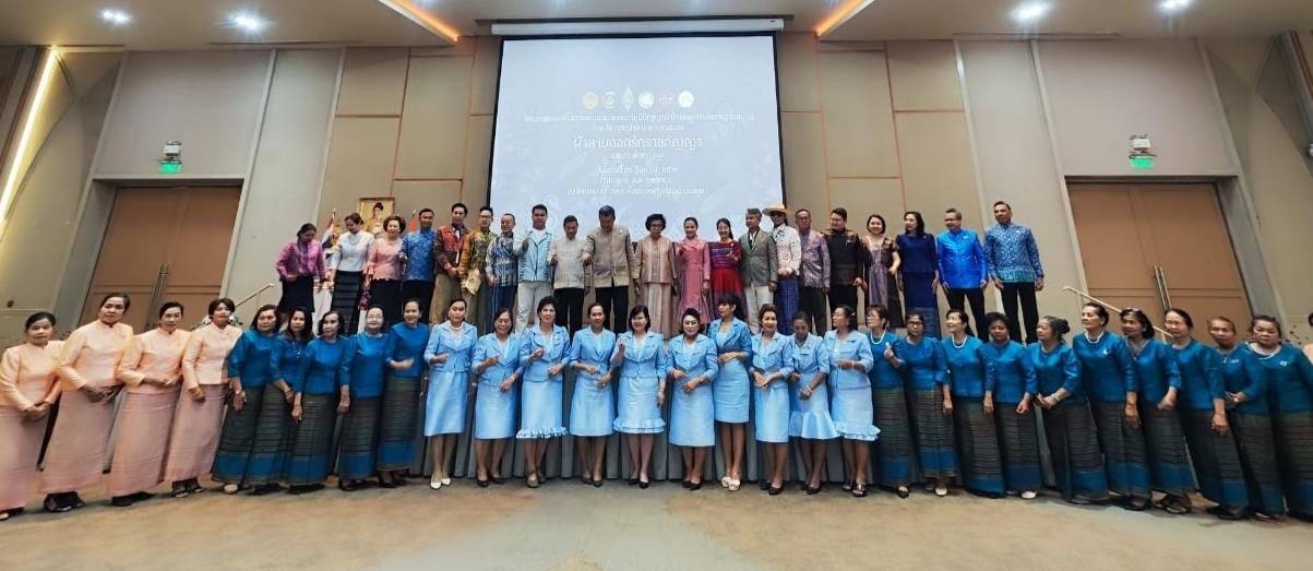 ? จังหวัดราชบุรี ต้อนรับ ปลัดกระทรวงมหาดไทยและนายกสมาคมแม่บ้านมหาดไทย ในพิธีเปิดการประกวด”ผ้าลายดอกรักราชกัญญา” และงานหัตกรรมภาคกลาง