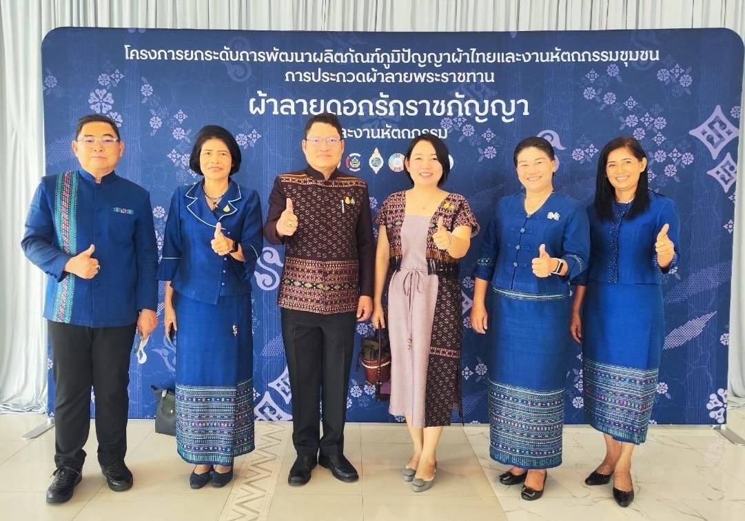 ? จังหวัดราชบุรี ต้อนรับ ปลัดกระทรวงมหาดไทยและนายกสมาคมแม่บ้านมหาดไทย ในพิธีเปิดการประกวด”ผ้าลายดอกรักราชกัญญา” และงานหัตกรรมภาคกลาง