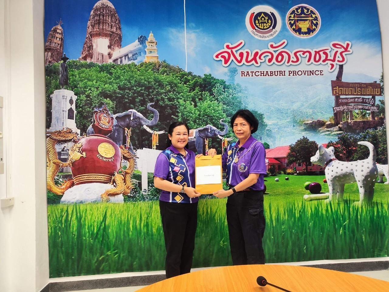 ? สำนักงานเหล่ากาชาดจังหวัดราชบุรีร่วมกับสำนักงานพัฒนาชุมชนจังหวัดราชบุรี มอบทุนการศึกษาเพื่อนักเรียนผู้ยากไร้ ประจำปี 2566