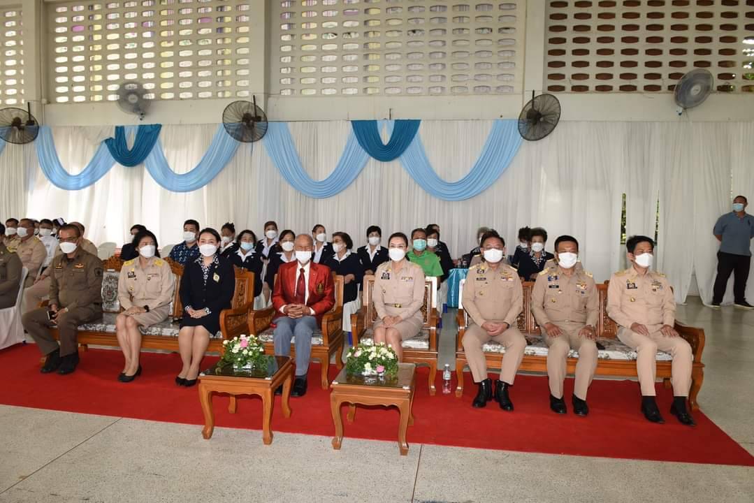 ?พช.ราชบุรี ร่วมพิธีมอบอาหารกลางวันและถุงยังชีพตามโครงการน้ำพระทัยพระราชทานส่วนภูมิภาคสมาคมสภาสังคมสงเคราะห์ฯ 76 จังหวัด ประจำปี 2566