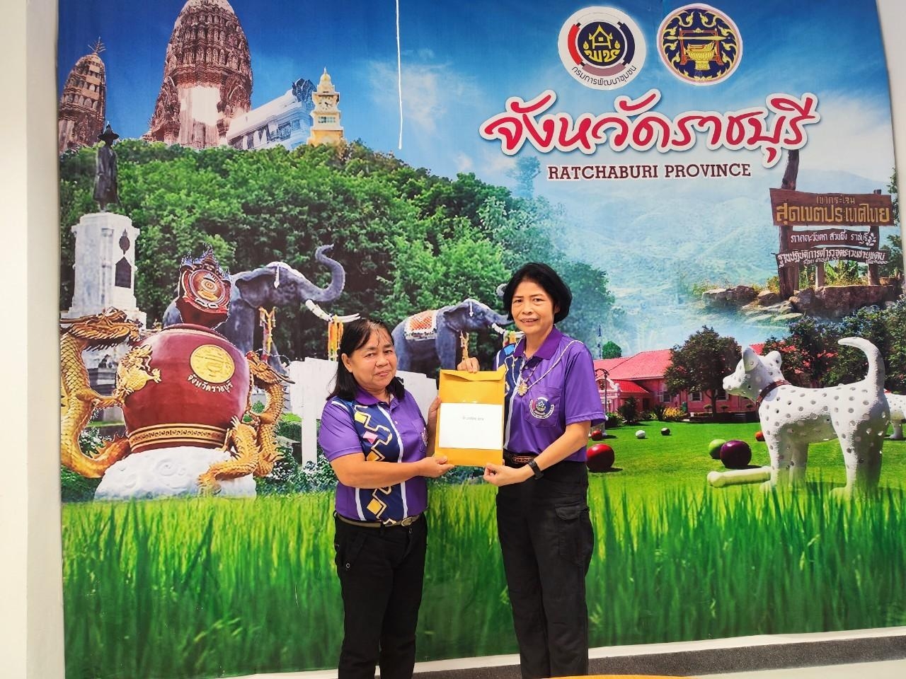 ? สำนักงานเหล่ากาชาดจังหวัดราชบุรีร่วมกับสำนักงานพัฒนาชุมชนจังหวัดราชบุรี มอบทุนการศึกษาเพื่อนักเรียนผู้ยากไร้ ประจำปี 2566