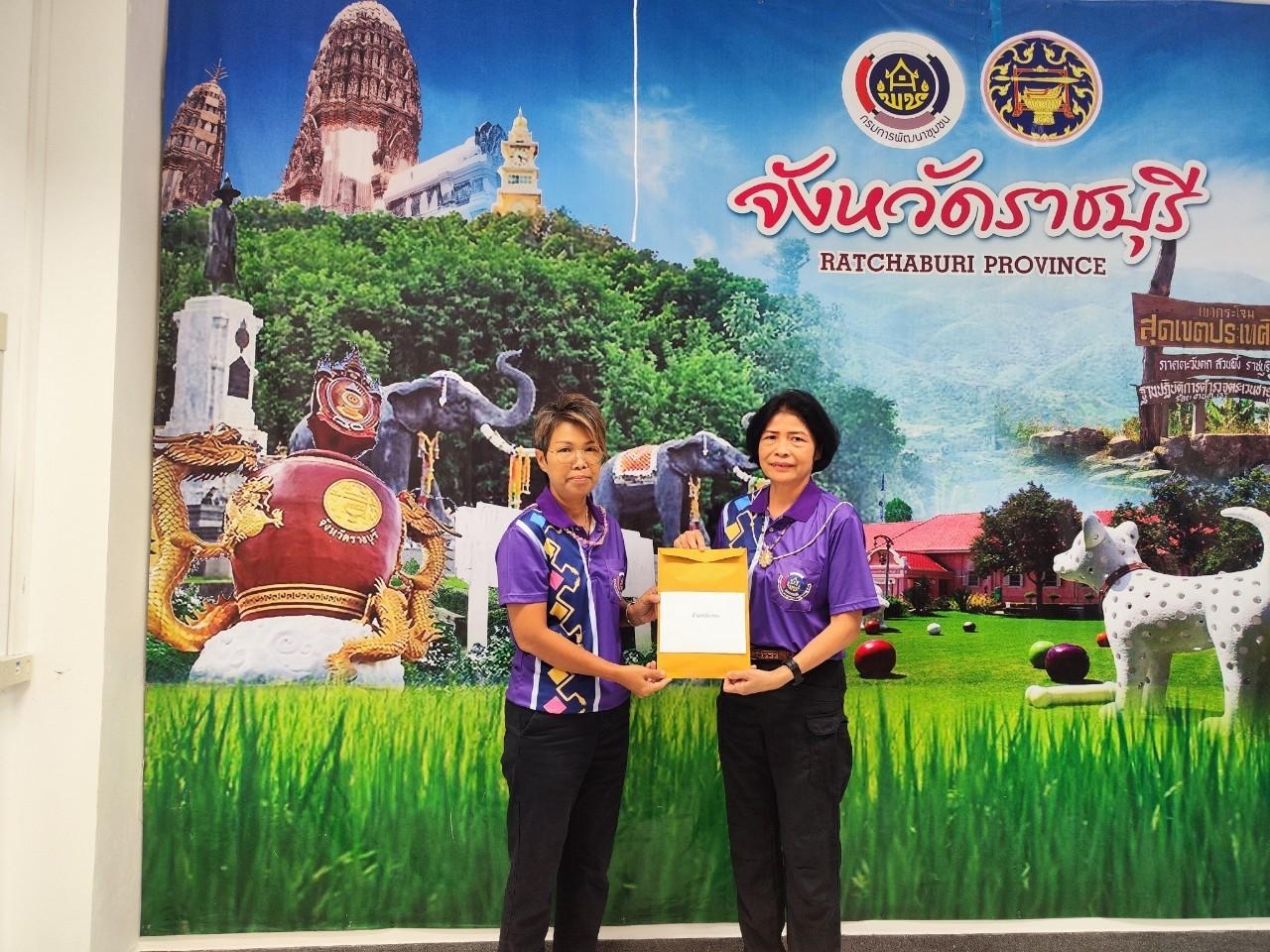 ? สำนักงานเหล่ากาชาดจังหวัดราชบุรีร่วมกับสำนักงานพัฒนาชุมชนจังหวัดราชบุรี มอบทุนการศึกษาเพื่อนักเรียนผู้ยากไร้ ประจำปี 2566