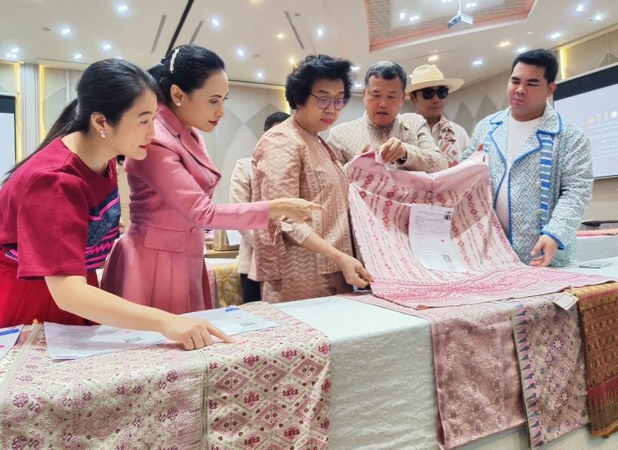 📣สุดปลื้ม ผ้าลายพระราชทานฯจังหวัดราชบุรี ไปต่อ 8 ผืน เตรียมเข้ารอบต้ดสินการประกวดระดับประเทศ ผ้าลายพระราชทาน “ผ้าลายดอกรักราชกัญญา ” ประจำปี 2566