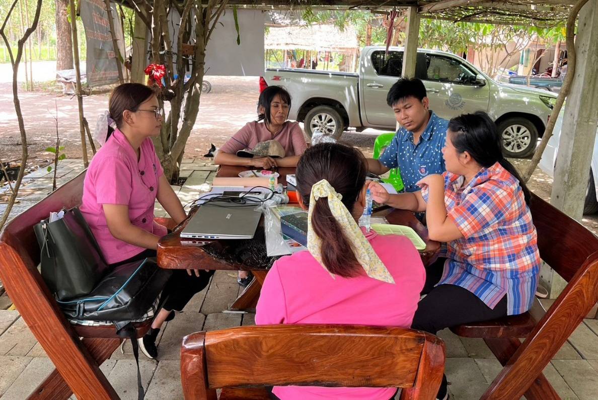 ?พช.ราชบุรี เร่งพัฒนาบุคลากร”ลับมีดให้คม”จัดติวเข้มพัฒนากรบรรจุใหม่ไม่เกิน 6 ปี ให้พร้อมขับเคลื่อนงาน ตามภารกิจให้มีประสิทธิภาพ กิจกรรมที่ 2 ศึกษาวิเคราะห์ชุมชนเรียนรู้รูปแบบการสร้างความเข้มเเข็งชุมชนตามเเนวทางการส่งเสริมและพัฒนาอาชีพของประชาชนผ่านกลุ่มสัมมาชีพ กลุ่มอาชีพและโครงการหนึ่งตำบลหนึ่งผลิตภัณฑ์ (OTOP)