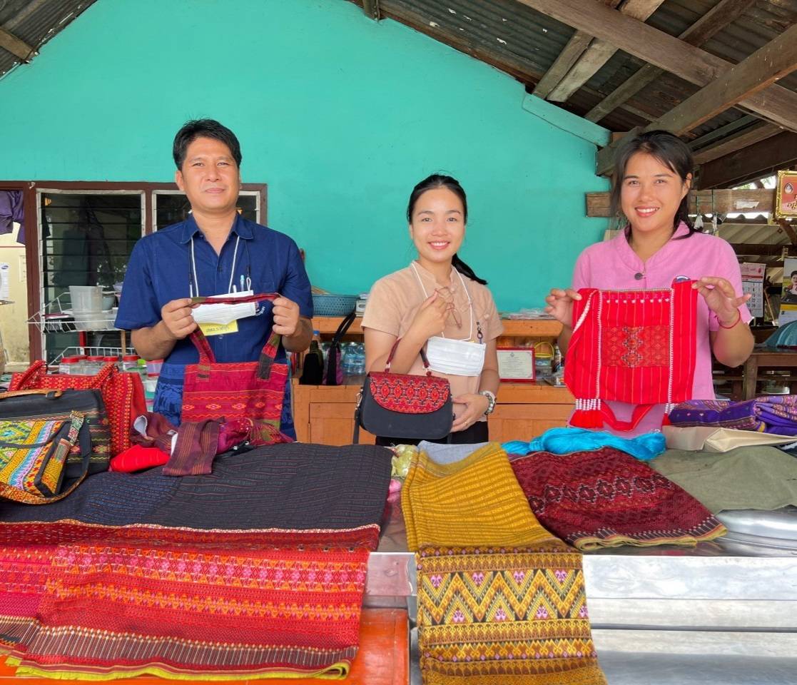 ?พช.ราชบุรี เร่งพัฒนาบุคลากร”ลับมีดให้คม”จัดติวเข้มพัฒนากรบรรจุใหม่ไม่เกิน 6 ปี ให้พร้อมขับเคลื่อนงาน ตามภารกิจให้มีประสิทธิภาพ กิจกรรมที่ 2 ศึกษาวิเคราะห์ชุมชนเรียนรู้รูปแบบการสร้างความเข้มเเข็งชุมชนตามเเนวทางการส่งเสริมและพัฒนาอาชีพของประชาชนผ่านกลุ่มสัมมาชีพ กลุ่มอาชีพและโครงการหนึ่งตำบลหนึ่งผลิตภัณฑ์ (OTOP)