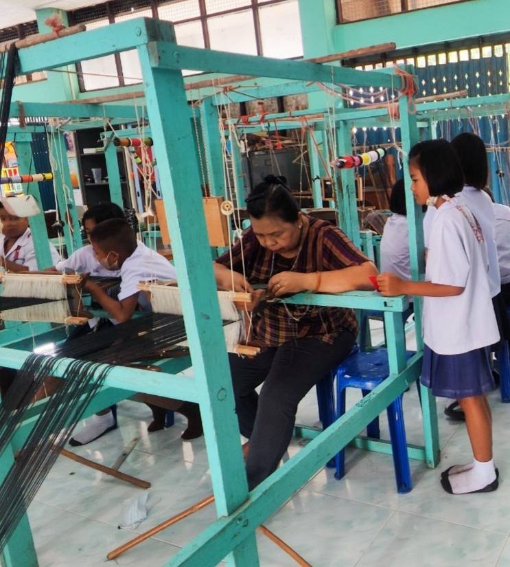 ?พช.ราชบุรี เร่งพัฒนาบุคลากร”ลับมีดให้คม”จัดติวเข้มพัฒนากรบรรจุใหม่ไม่เกิน 6 ปี ให้พร้อมขับเคลื่อนงาน ตามภารกิจให้มีประสิทธิภาพ กิจกรรมที่ 2 ศึกษาวิเคราะห์ชุมชนเรียนรู้รูปแบบการสร้างความเข้มเเข็งชุมชนตามเเนวทางการส่งเสริมและพัฒนาอาชีพของประชาชนผ่านกลุ่มสัมมาชีพ กลุ่มอาชีพและโครงการหนึ่งตำบลหนึ่งผลิตภัณฑ์ (OTOP)