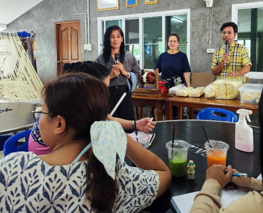 ?พช.ราชบุรี เร่งพัฒนาบุคลากร”ลับมีดให้คม”จัดติวเข้มพัฒนากรบรรจุใหม่ไม่เกิน 6 ปี ให้พร้อมขับเคลื่อนงาน ตามภารกิจให้มีประสิทธิภาพ กิจกรรมที่ 3 การประชุมเชิงปฏิบัติการเสริมสร้างประสบการณ์เรียนรู้การพัฒนาผ้าจกจากกลุ่มอาชีพณัฐธภาผ้าจก