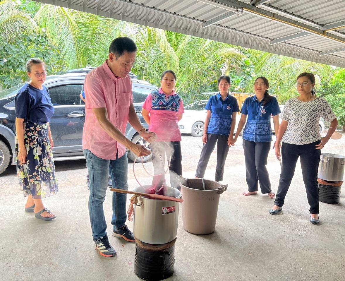 ?พช.ราชบุรี เร่งพัฒนาบุคลากร”ลับมีดให้คม”จัดติวเข้มพัฒนากรบรรจุใหม่ไม่เกิน 6 ปี ให้พร้อมขับเคลื่อนงาน ตามภารกิจให้มีประสิทธิภาพ กิจกรรมที่ 3 การประชุมเชิงปฏิบัติการเสริมสร้างประสบการณ์เรียนรู้การพัฒนาผ้าจกจากกลุ่มอาชีพณัฐธภาผ้าจก