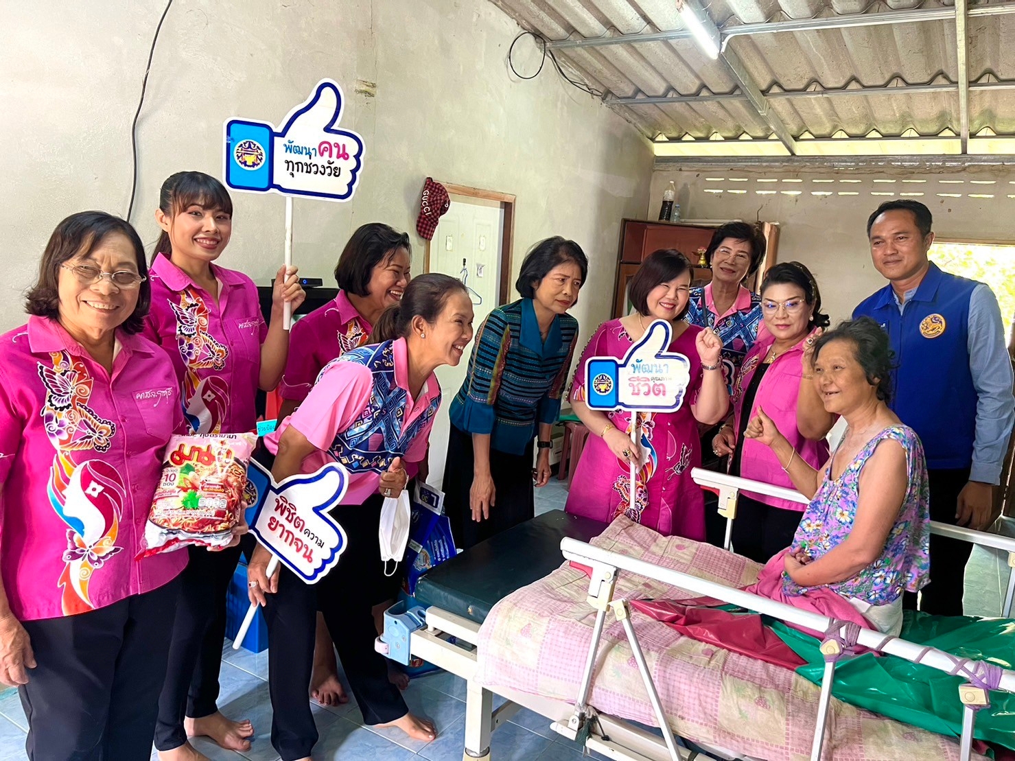 📣 พช.ราชบุรี ผนึกกำลังองค์กรสตรีสัญจรลงพื้นที่ ร่วมขับเคลื่อนการขจัดความยากจนและพัฒนาคนทุกช่วงวัยอย่างยั่งยืนตามหลักปรัชญาของเศรษฐกิจพอเพียง “คนราชบุรี ไม่ทิ้งกัน”