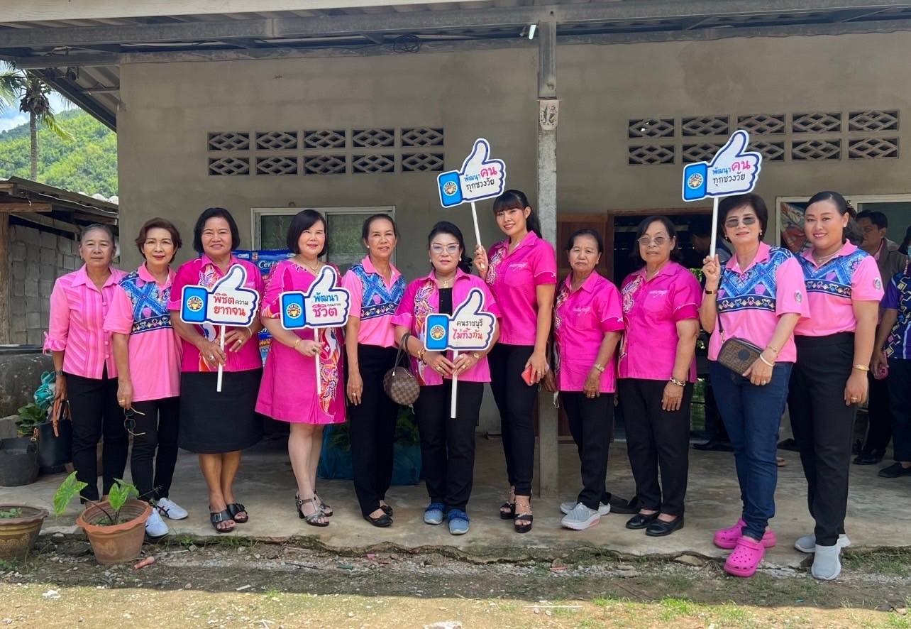 📣 พช.ราชบุรี ผนึกกำลังองค์กรสตรีสัญจรลงพื้นที่ ร่วมขับเคลื่อนการขจัดความยากจนและพัฒนาคนทุกช่วงวัยอย่างยั่งยืนตามหลักปรัชญาของเศรษฐกิจพอเพียง “คนราชบุรี ไม่ทิ้งกัน”