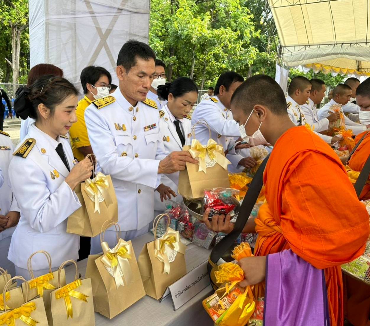 📣พช.ราชบุรี ร่วมพิธีทำบุญตักบาตร และพิธีวางพวงมาลา เนื่องใน “วันนวมินทรมหาราช” เพื่อน้อมรำลึกในพระมหากรุณาธิคุณอันหาที่สุดมิได้ ของพระบาทสมเด็จพระบรมชนกาธิเบศร มหาภูมิพลอดุลยเดชมหาราช บรมนาถบพิตร 13 ตุลาคม