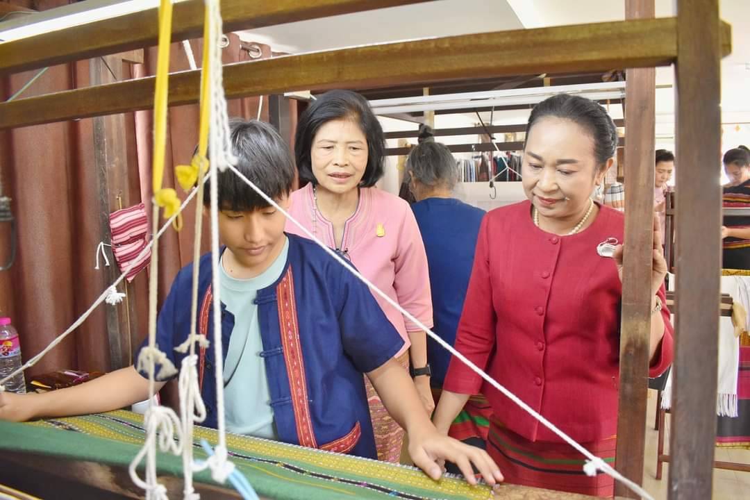 📣พช.ราชบุรี : ประธานแม่บ้านมหาดไทยจังหวัดราชบุรีและนายกเหล่ากาชาดจังหวัดราชบุรี พร้อมคณะ ลงพื้นที่เยี่ยมชมการดำเนินงานของผู้ผลิต ผู้ประกอบการ OTOP ประเภทผ้า ตามโครงการ “ผ้าไทยใส่ให้สนุก” ตามแนวพระดำริ สมเด็จพระเจ้าลูกเธอ เจ้าฟ้าสิริวัณณวรี นารีรัตนราชกัญญา