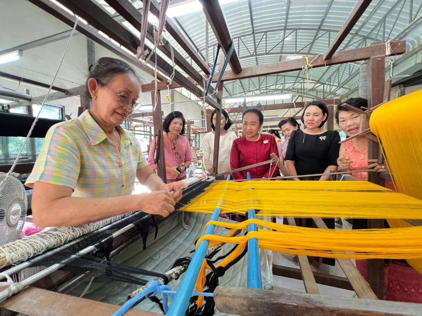 📣พช.ราชบุรี : ประธานแม่บ้านมหาดไทยจังหวัดราชบุรีและนายกเหล่ากาชาดจังหวัดราชบุรี พร้อมคณะ ลงพื้นที่เยี่ยมชมการดำเนินงานของผู้ผลิต ผู้ประกอบการ OTOP ประเภทผ้า ตามโครงการ “ผ้าไทยใส่ให้สนุก” ตามแนวพระดำริ สมเด็จพระเจ้าลูกเธอ เจ้าฟ้าสิริวัณณวรี นารีรัตนราชกัญญา