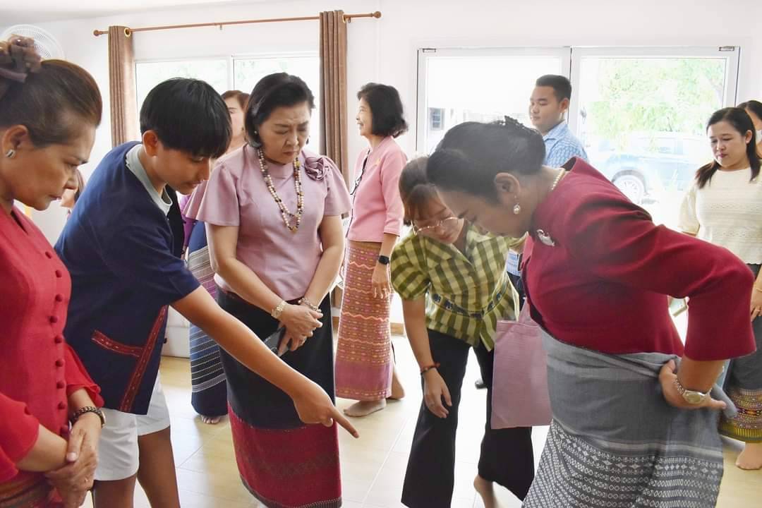 📣พช.ราชบุรี : ประธานแม่บ้านมหาดไทยจังหวัดราชบุรีและนายกเหล่ากาชาดจังหวัดราชบุรี พร้อมคณะ ลงพื้นที่เยี่ยมชมการดำเนินงานของผู้ผลิต ผู้ประกอบการ OTOP ประเภทผ้า ตามโครงการ “ผ้าไทยใส่ให้สนุก” ตามแนวพระดำริ สมเด็จพระเจ้าลูกเธอ เจ้าฟ้าสิริวัณณวรี นารีรัตนราชกัญญา