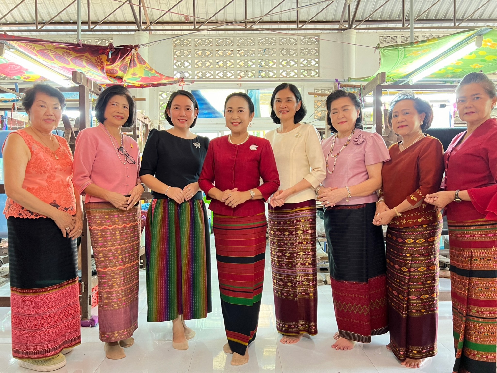 📣พช.ราชบุรี : ประธานแม่บ้านมหาดไทยจังหวัดราชบุรีและนายกเหล่ากาชาดจังหวัดราชบุรี พร้อมคณะ ลงพื้นที่เยี่ยมชมการดำเนินงานของผู้ผลิต ผู้ประกอบการ OTOP ประเภทผ้า ตามโครงการ “ผ้าไทยใส่ให้สนุก” ตามแนวพระดำริ สมเด็จพระเจ้าลูกเธอ เจ้าฟ้าสิริวัณณวรี นารีรัตนราชกัญญา