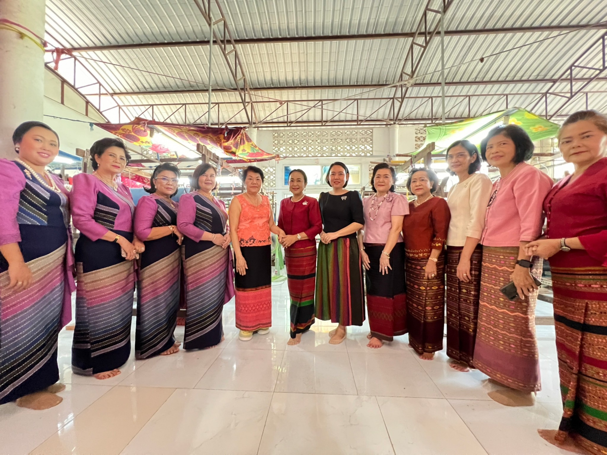📣พช.ราชบุรี : ประธานแม่บ้านมหาดไทยจังหวัดราชบุรีและนายกเหล่ากาชาดจังหวัดราชบุรี พร้อมคณะ ลงพื้นที่เยี่ยมชมการดำเนินงานของผู้ผลิต ผู้ประกอบการ OTOP ประเภทผ้า ตามโครงการ “ผ้าไทยใส่ให้สนุก” ตามแนวพระดำริ สมเด็จพระเจ้าลูกเธอ เจ้าฟ้าสิริวัณณวรี นารีรัตนราชกัญญา