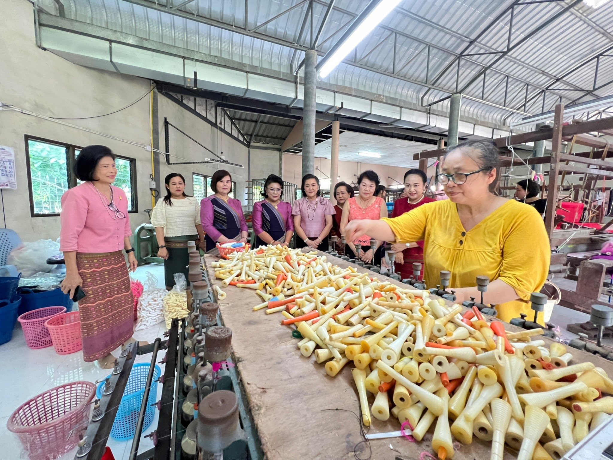 📣พช.ราชบุรี : ประธานแม่บ้านมหาดไทยจังหวัดราชบุรีและนายกเหล่ากาชาดจังหวัดราชบุรี พร้อมคณะ ลงพื้นที่เยี่ยมชมการดำเนินงานของผู้ผลิต ผู้ประกอบการ OTOP ประเภทผ้า ตามโครงการ “ผ้าไทยใส่ให้สนุก” ตามแนวพระดำริ สมเด็จพระเจ้าลูกเธอ เจ้าฟ้าสิริวัณณวรี นารีรัตนราชกัญญา