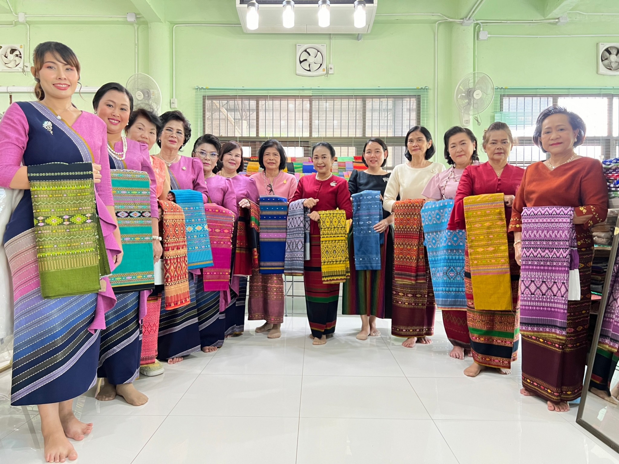 📣พช.ราชบุรี : ประธานแม่บ้านมหาดไทยจังหวัดราชบุรีและนายกเหล่ากาชาดจังหวัดราชบุรี พร้อมคณะ ลงพื้นที่เยี่ยมชมการดำเนินงานของผู้ผลิต ผู้ประกอบการ OTOP ประเภทผ้า ตามโครงการ “ผ้าไทยใส่ให้สนุก” ตามแนวพระดำริ สมเด็จพระเจ้าลูกเธอ เจ้าฟ้าสิริวัณณวรี นารีรัตนราชกัญญา