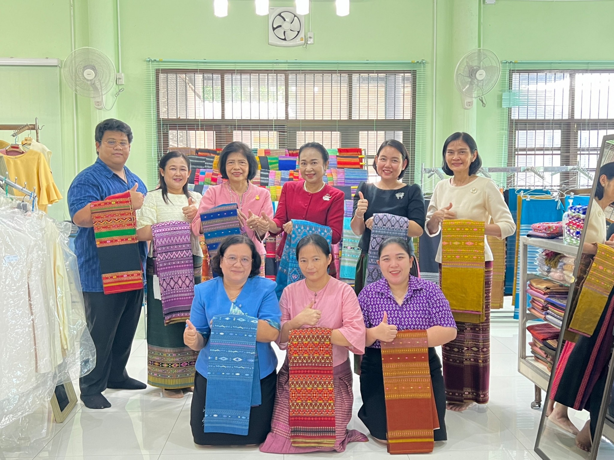 📣พช.ราชบุรี : ประธานแม่บ้านมหาดไทยจังหวัดราชบุรีและนายกเหล่ากาชาดจังหวัดราชบุรี พร้อมคณะ ลงพื้นที่เยี่ยมชมการดำเนินงานของผู้ผลิต ผู้ประกอบการ OTOP ประเภทผ้า ตามโครงการ “ผ้าไทยใส่ให้สนุก” ตามแนวพระดำริ สมเด็จพระเจ้าลูกเธอ เจ้าฟ้าสิริวัณณวรี นารีรัตนราชกัญญา