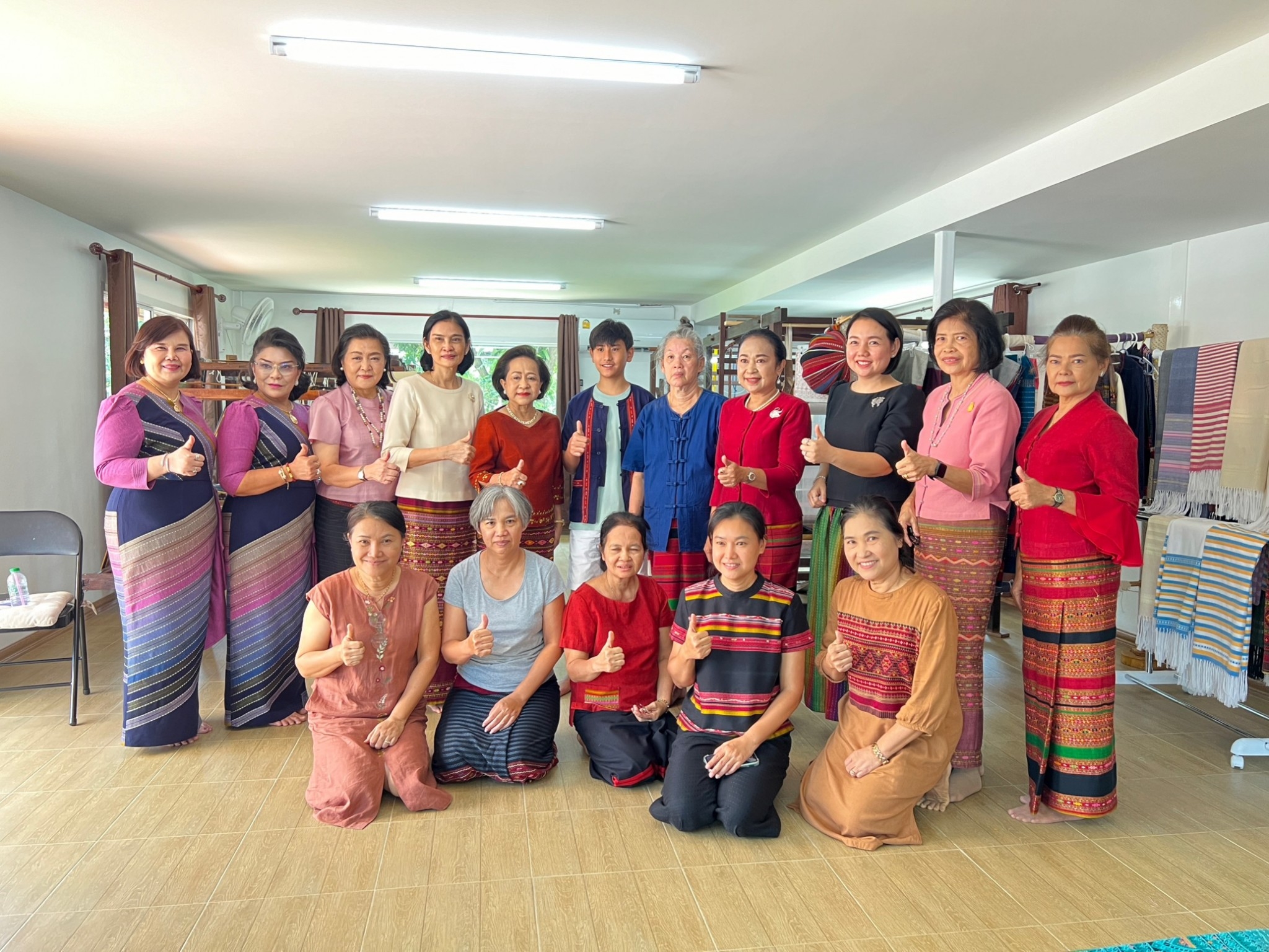 📣พช.ราชบุรี : ประธานแม่บ้านมหาดไทยจังหวัดราชบุรีและนายกเหล่ากาชาดจังหวัดราชบุรี พร้อมคณะ ลงพื้นที่เยี่ยมชมการดำเนินงานของผู้ผลิต ผู้ประกอบการ OTOP ประเภทผ้า ตามโครงการ “ผ้าไทยใส่ให้สนุก” ตามแนวพระดำริ สมเด็จพระเจ้าลูกเธอ เจ้าฟ้าสิริวัณณวรี นารีรัตนราชกัญญา