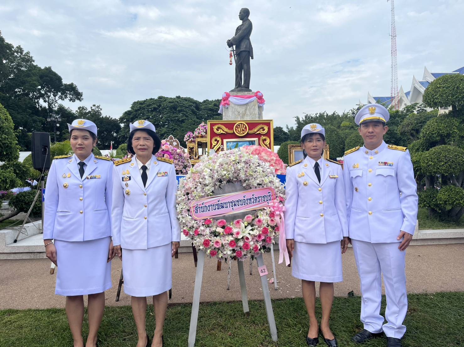 📣ผวจ.ราชบุรี นำข้าราชการในสังกัดวางพวงมาลา และนำพสนิกรน้อมรำลึกในพระมหากรุณาธิคุณ เนื่องในวันคล้ายวันสวรรคต พระบาทสมเด็จพระจุลจอมเกล้าเจ้าอยู่หัว “วันปิยมหาราช” ประจำปี 2566
