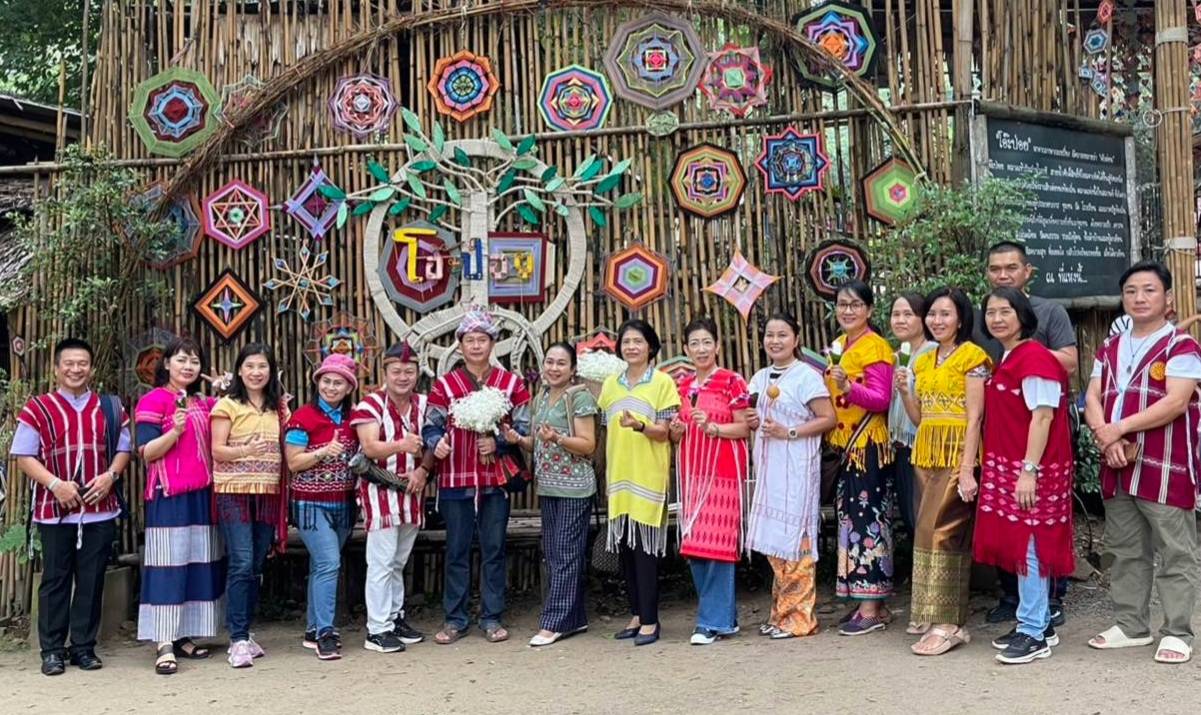 📣 ราชบุรี จัดพิธีมอบประกาศเกียรติคุณ การประกวดผ้า สืบสาน สร้างสรรค์ผ้าลายพระราชทาน “ผ้าลายขิดนารีรัตนราชกัญญา “ ประจำปี 2565 และ ผ้าลายพระราชทาน “ผ้าลายดอกรักราชกัญญา ” ประจำปี 2566