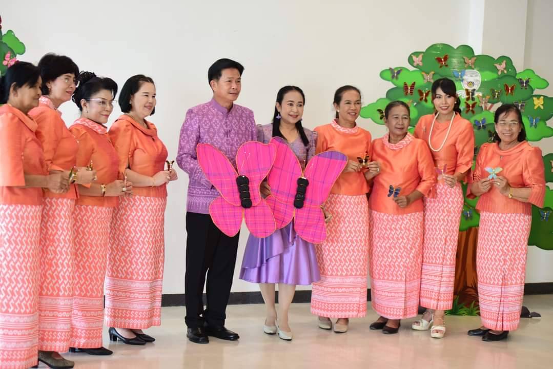 📣 ราชบุรี จัดพิธีมอบประกาศเกียรติคุณ การประกวดผ้า สืบสาน สร้างสรรค์ผ้าลายพระราชทาน “ผ้าลายขิดนารีรัตนราชกัญญา “ ประจำปี 2565 และ ผ้าลายพระราชทาน “ผ้าลายดอกรักราชกัญญา ” ประจำปี 2566