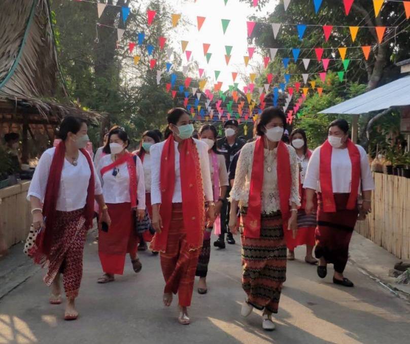 📣 ราชบุรี จัดพิธีมอบประกาศเกียรติคุณ การประกวดผ้า สืบสาน สร้างสรรค์ผ้าลายพระราชทาน “ผ้าลายขิดนารีรัตนราชกัญญา “ ประจำปี 2565 และ ผ้าลายพระราชทาน “ผ้าลายดอกรักราชกัญญา ” ประจำปี 2566