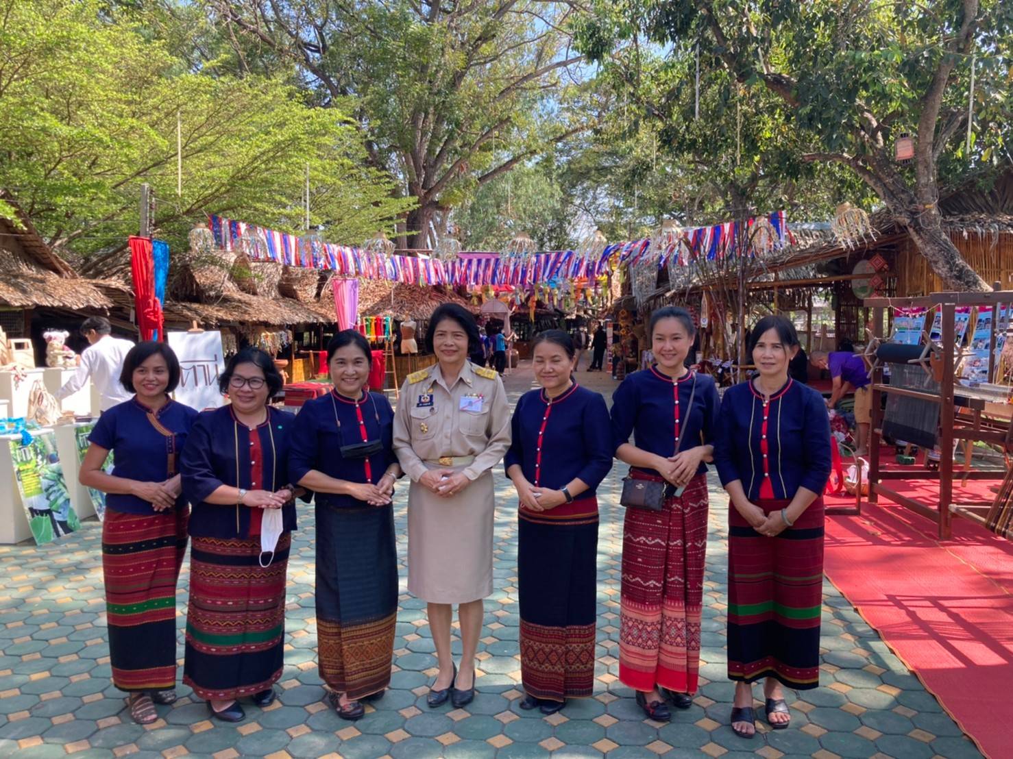 📣 ราชบุรี จัดพิธีมอบประกาศเกียรติคุณ การประกวดผ้า สืบสาน สร้างสรรค์ผ้าลายพระราชทาน “ผ้าลายขิดนารีรัตนราชกัญญา “ ประจำปี 2565 และ ผ้าลายพระราชทาน “ผ้าลายดอกรักราชกัญญา ” ประจำปี 2566