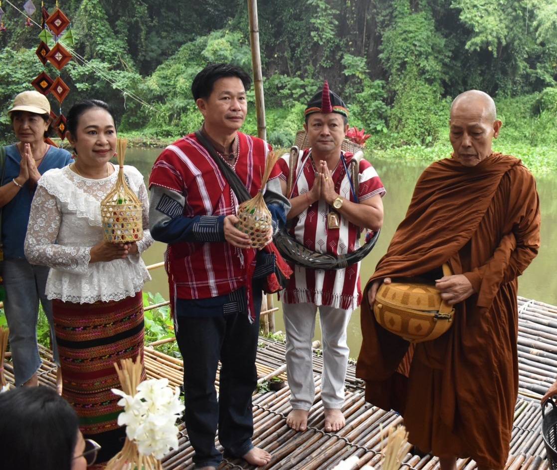 📣ผู้ว่าราชการจังหวัดราชบุรี พร้อมนายกเหล่ากาชาดจังหวัดนำคณะลงพื้นที่เยี่ยมชม ตลาดโอ๊ะป่อย ชุมชนท่องเที่ยว OTOP นวัตวิถี กระตุ้นเศรษฐกิจฐานราก ส่งเสริมการท่องเที่ยวและสร้างรายได้ชุมชนอย่างยั่งยืน