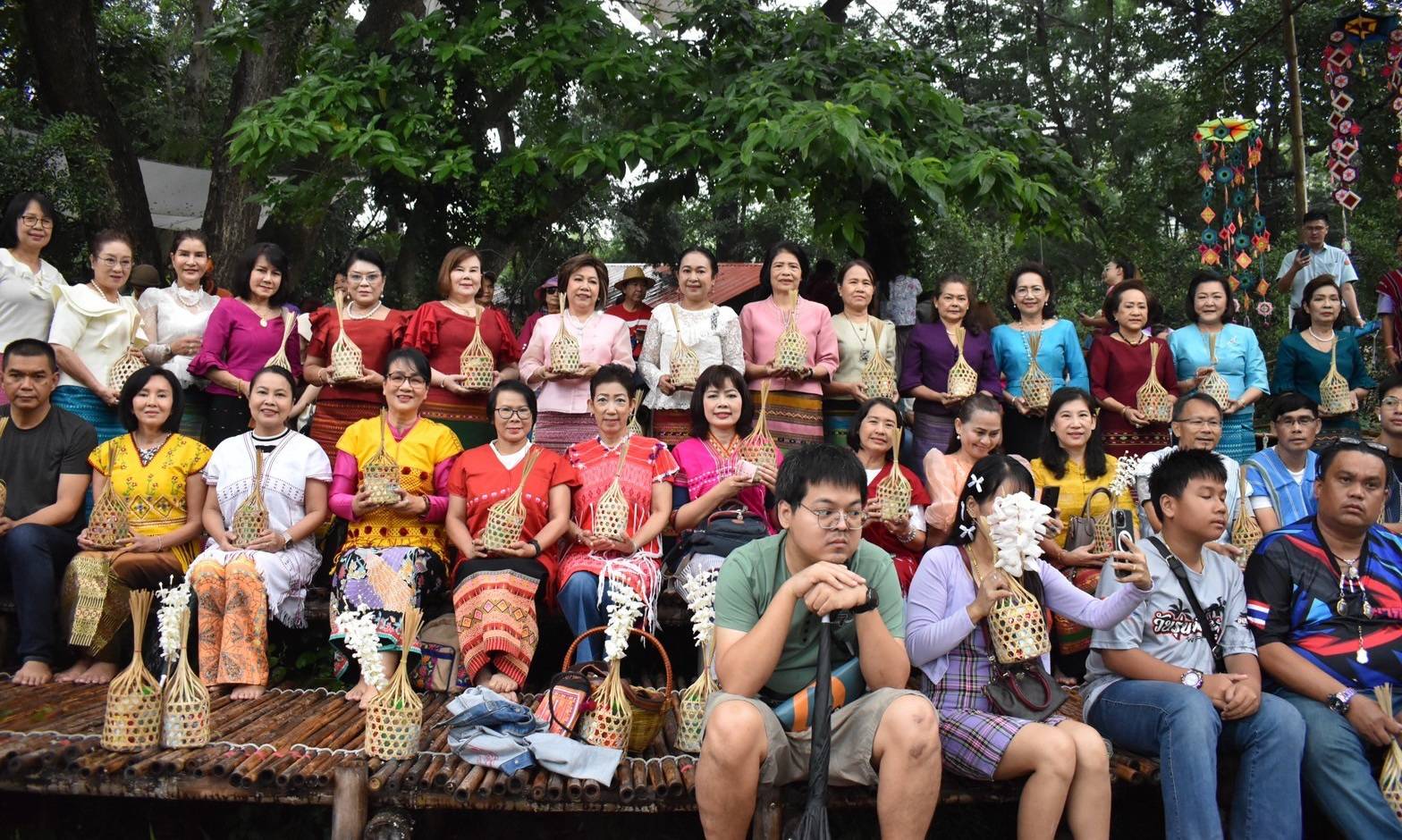 📣ผู้ว่าราชการจังหวัดราชบุรี พร้อมนายกเหล่ากาชาดจังหวัดนำคณะลงพื้นที่เยี่ยมชม ตลาดโอ๊ะป่อย ชุมชนท่องเที่ยว OTOP นวัตวิถี กระตุ้นเศรษฐกิจฐานราก ส่งเสริมการท่องเที่ยวและสร้างรายได้ชุมชนอย่างยั่งยืน