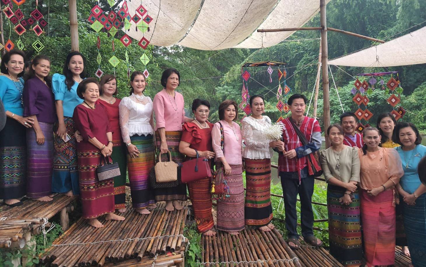 📣ผู้ว่าราชการจังหวัดราชบุรี พร้อมนายกเหล่ากาชาดจังหวัดนำคณะลงพื้นที่เยี่ยมชม ตลาดโอ๊ะป่อย ชุมชนท่องเที่ยว OTOP นวัตวิถี กระตุ้นเศรษฐกิจฐานราก ส่งเสริมการท่องเที่ยวและสร้างรายได้ชุมชนอย่างยั่งยืน