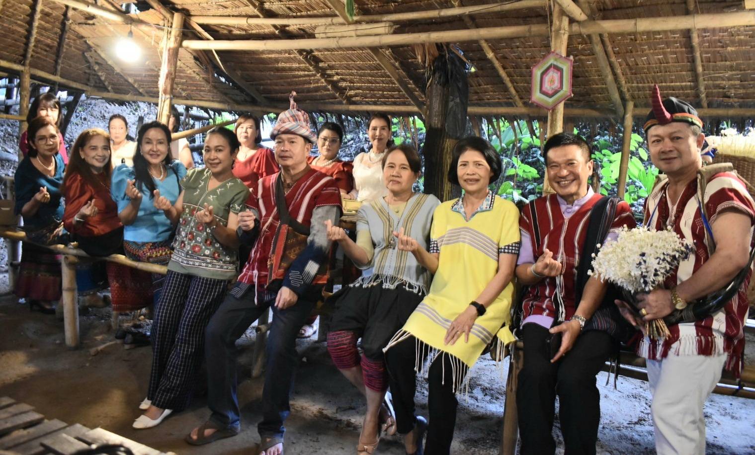 📣ผู้ว่าราชการจังหวัดราชบุรี พร้อมนายกเหล่ากาชาดจังหวัดนำคณะลงพื้นที่เยี่ยมชม ตลาดโอ๊ะป่อย ชุมชนท่องเที่ยว OTOP นวัตวิถี กระตุ้นเศรษฐกิจฐานราก ส่งเสริมการท่องเที่ยวและสร้างรายได้ชุมชนอย่างยั่งยืน