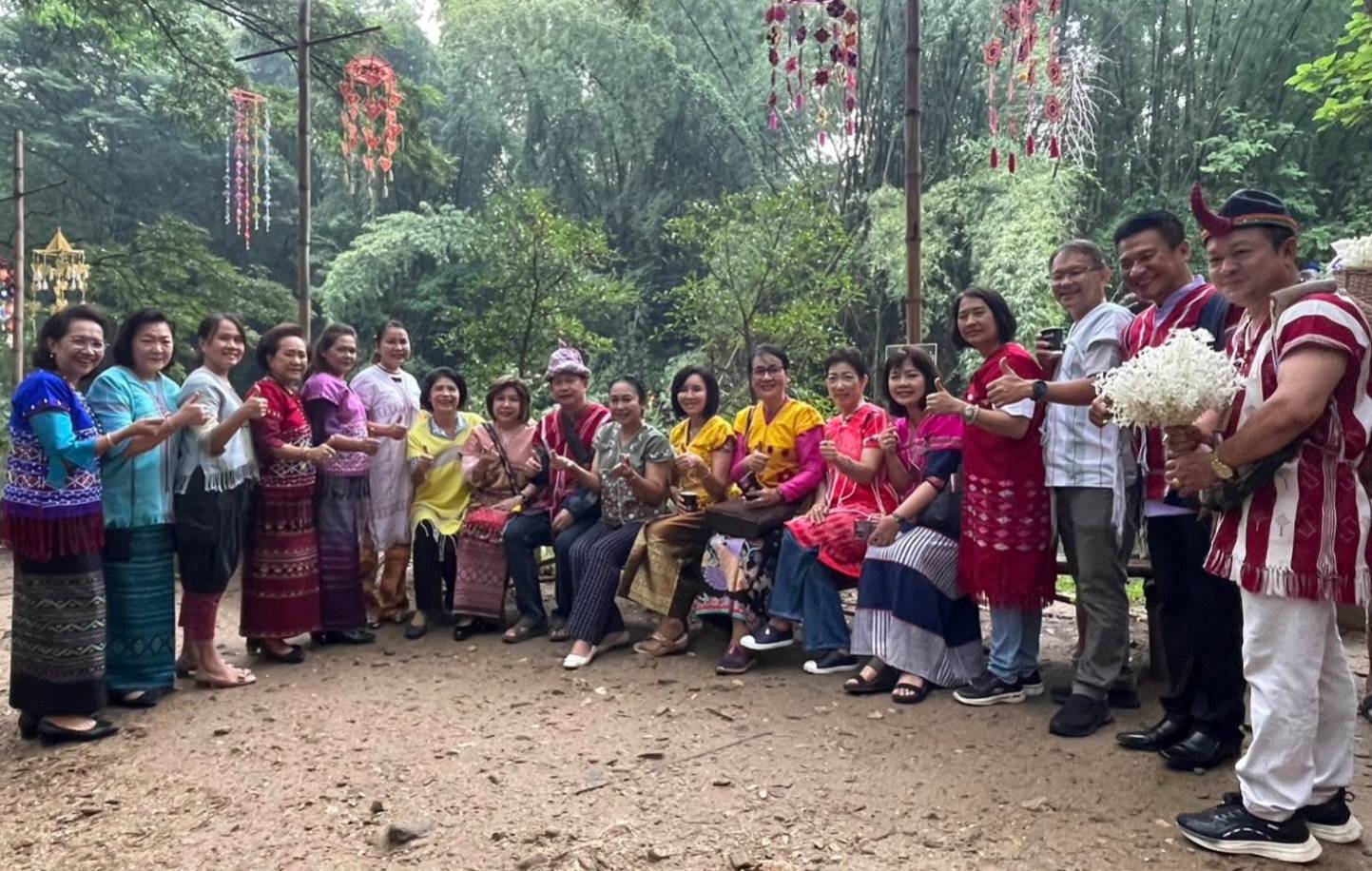 📣ผู้ว่าราชการจังหวัดราชบุรี พร้อมนายกเหล่ากาชาดจังหวัดนำคณะลงพื้นที่เยี่ยมชม ตลาดโอ๊ะป่อย ชุมชนท่องเที่ยว OTOP นวัตวิถี กระตุ้นเศรษฐกิจฐานราก ส่งเสริมการท่องเที่ยวและสร้างรายได้ชุมชนอย่างยั่งยืน