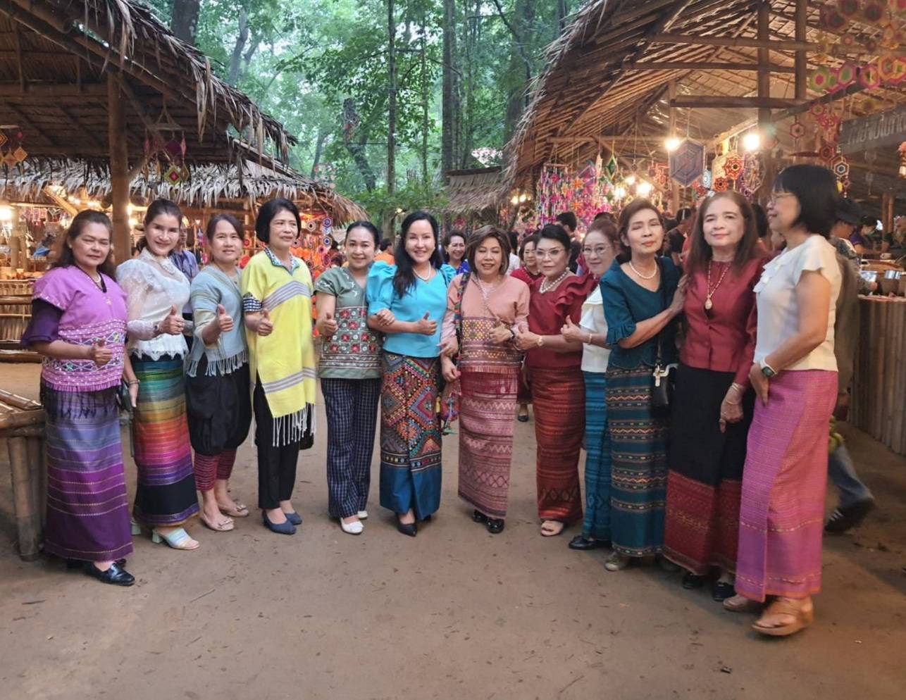 📣ผู้ว่าราชการจังหวัดราชบุรี พร้อมนายกเหล่ากาชาดจังหวัดนำคณะลงพื้นที่เยี่ยมชม ตลาดโอ๊ะป่อย ชุมชนท่องเที่ยว OTOP นวัตวิถี กระตุ้นเศรษฐกิจฐานราก ส่งเสริมการท่องเที่ยวและสร้างรายได้ชุมชนอย่างยั่งยืน