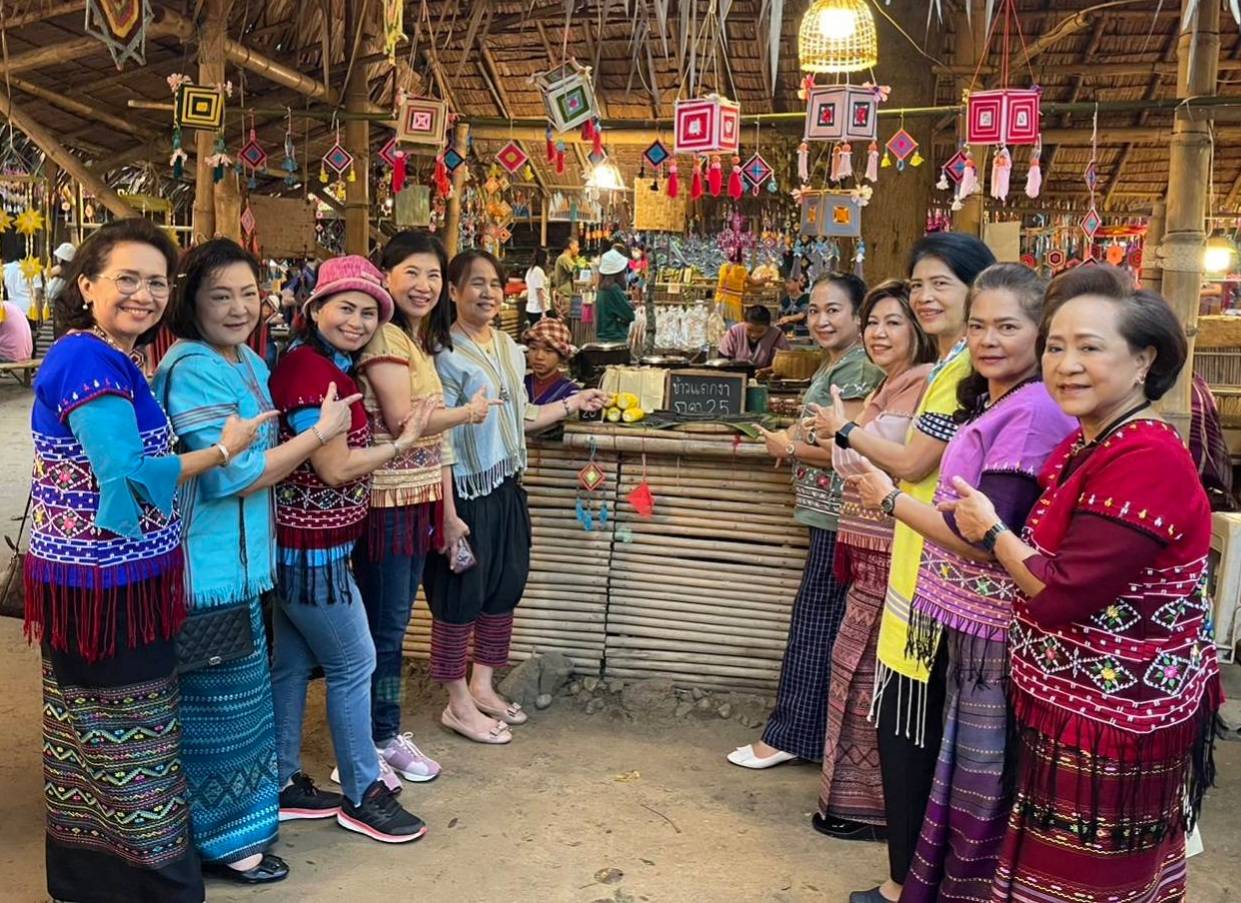 📣ผู้ว่าราชการจังหวัดราชบุรี พร้อมนายกเหล่ากาชาดจังหวัดนำคณะลงพื้นที่เยี่ยมชม ตลาดโอ๊ะป่อย ชุมชนท่องเที่ยว OTOP นวัตวิถี กระตุ้นเศรษฐกิจฐานราก ส่งเสริมการท่องเที่ยวและสร้างรายได้ชุมชนอย่างยั่งยืน