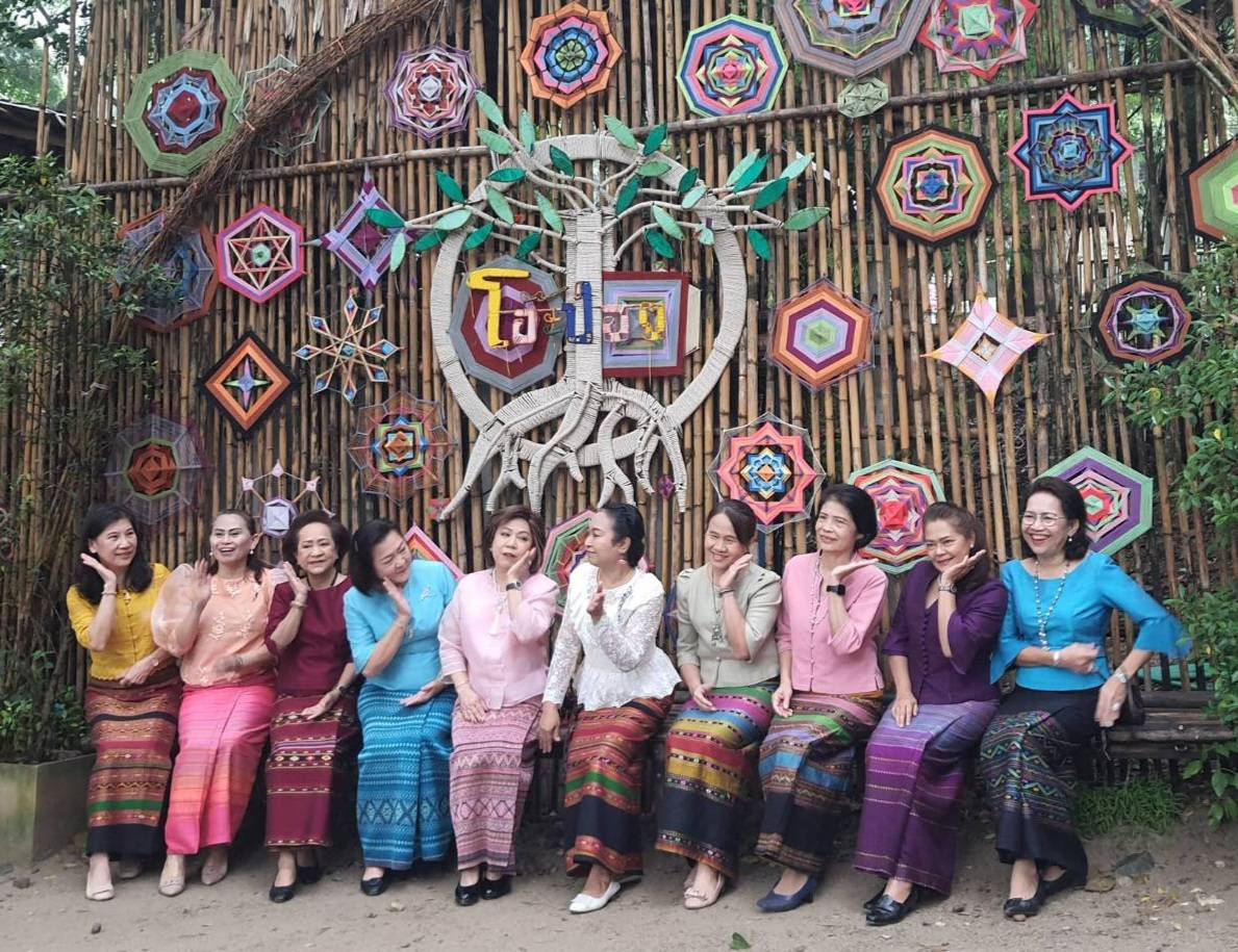 📣ผู้ว่าราชการจังหวัดราชบุรี พร้อมนายกเหล่ากาชาดจังหวัดนำคณะลงพื้นที่เยี่ยมชม ตลาดโอ๊ะป่อย ชุมชนท่องเที่ยว OTOP นวัตวิถี กระตุ้นเศรษฐกิจฐานราก ส่งเสริมการท่องเที่ยวและสร้างรายได้ชุมชนอย่างยั่งยืน