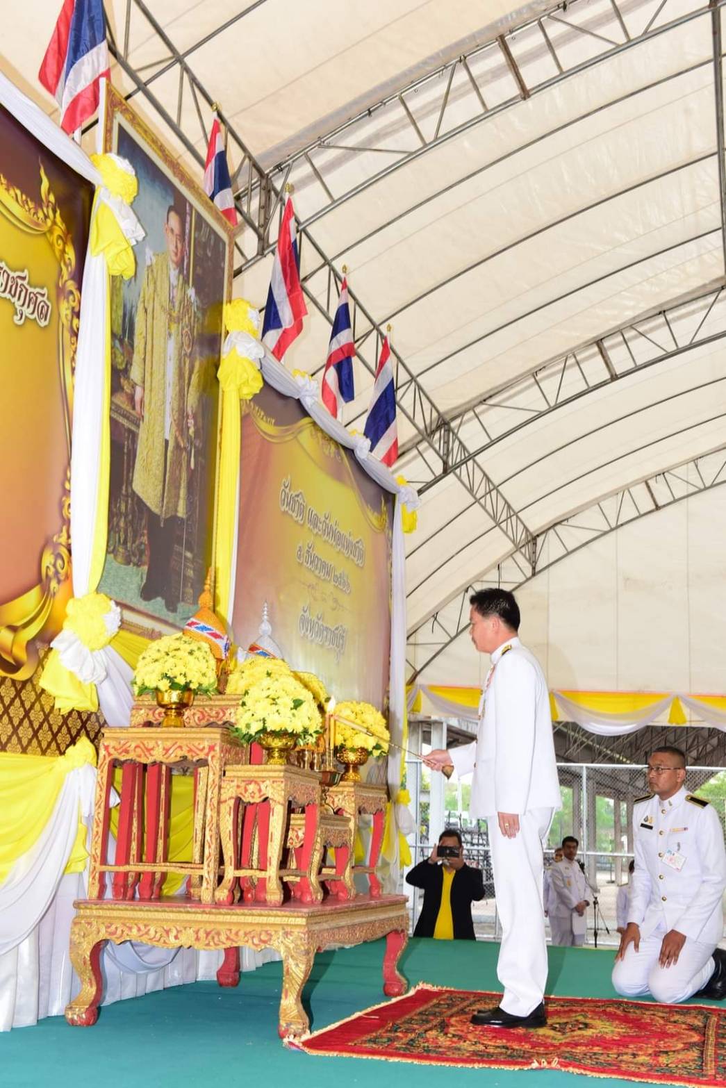 📣พช.ราชบุรี ร่วมพิธีทำบุญตักบาตร และพิธีวางพานพุ่มดอกไม้ถวายราชสักการะ เนื่องในวันคล้ายวันพระบรมราชสมภพพระบาทสมเด็จพระบรมชนกาธิเบศร มหาภูมิพลอดุลยเดชมหาราช บรมนาถบพิตร วันชาติ และวันพ่อแห่งชาติ 5 ธันวาคม 2566