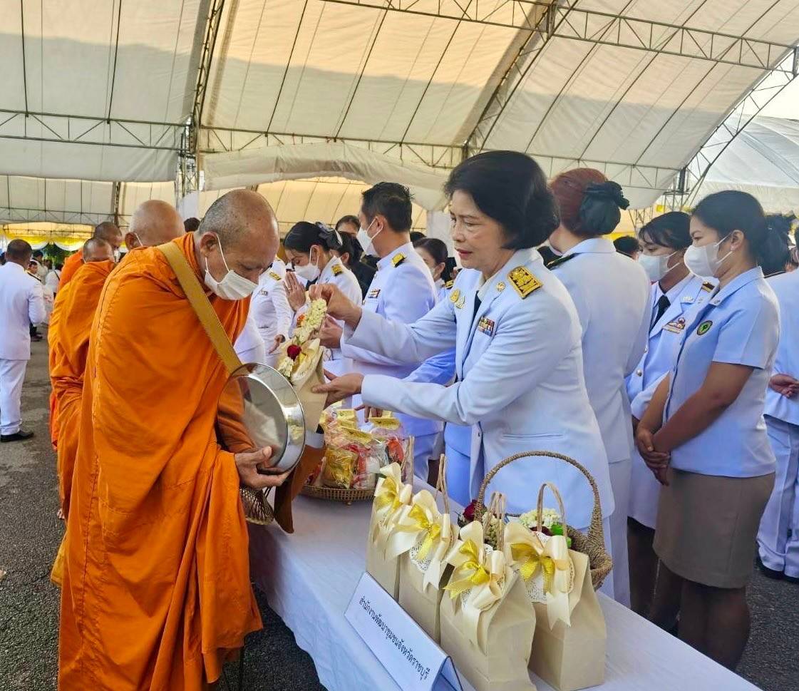 📣พช.ราชบุรี ร่วมพิธีทำบุญตักบาตร และพิธีวางพานพุ่มดอกไม้ถวายราชสักการะ เนื่องในวันคล้ายวันพระบรมราชสมภพพระบาทสมเด็จพระบรมชนกาธิเบศร มหาภูมิพลอดุลยเดชมหาราช บรมนาถบพิตร วันชาติ และวันพ่อแห่งชาติ 5 ธันวาคม 2566