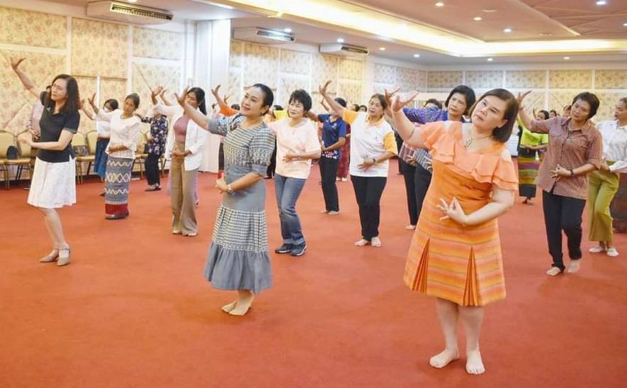 📣 พช.ราชบุรี ร่วมกับ นายกเหล่ากาชาดจังหวัดและประธานแม่บ้านมหาดไทยจังหวัดราชบุรีและคณะพร้อมด้วยคณะกรรมการพัฒนาสตรีจังหวัด หัวหน้าส่วนราชการ ซ้อมรำบวงสรวง ในงานทำบุญปีใหม่เมืองราชบุรี 2567 ภายใต้กิจกรรม “รวมใจภักดิ์ รักษ์ราชบุรี” 